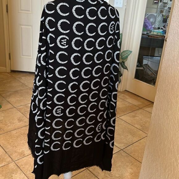 Wildfox Women's Signature Black Wrap Scarf Creasant Logo Fringe Hem New - Picture 7 of 7